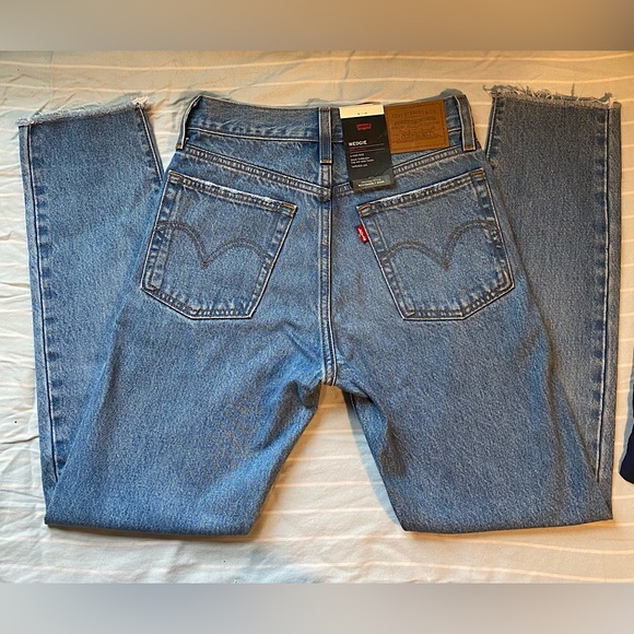 Levi’s Wedgie Icon Fit Ankle Jeans - Picture 2 of 7
